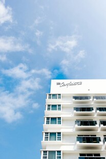 蓝天白云下的现代建筑