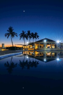 海滨夜景泳池畔度假风光