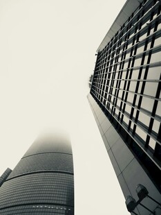 仰视都市摩天大楼