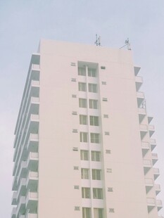 现代高层白色建筑外观