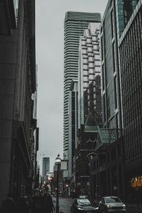 城市街道高楼林立景象