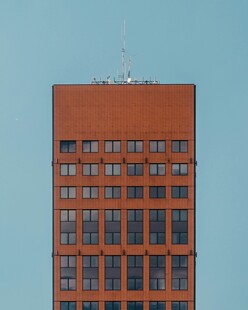 红砖高楼建筑外观特写