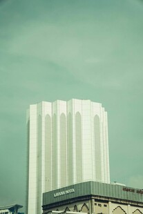 现代高楼与天空景观