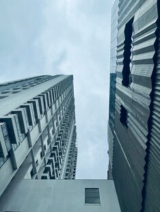 仰视都市高楼建筑