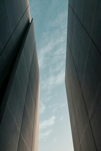 仰视现代建筑外观