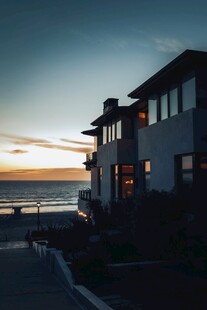 海边暮色中的温馨住宅