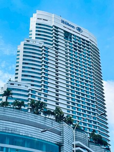 现代高层商务大楼外观