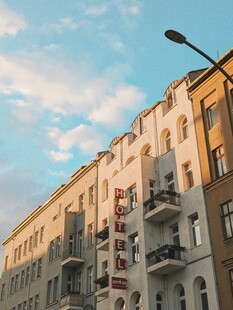 城市街边多彩居民楼