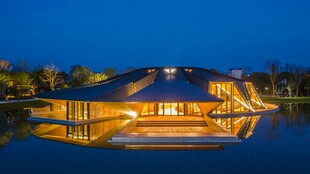 湖畔夜景中的梦幻灯光小屋