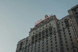 高楼顶端的醒目红色标识