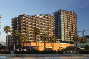 繁华都市中的高层酒店建筑