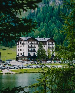 湖畔山林间的雅致建筑