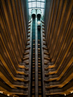 仰视高层酒店内部电梯景观