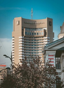 城市中高耸的现代建筑