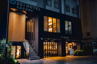 夜晚灯火通明的精致酒店