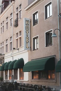 街边带绿篷的多层建筑