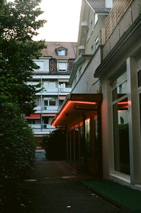 街道旁的建筑夜景