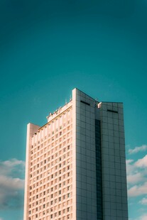 高耸入云的现代摩天大楼