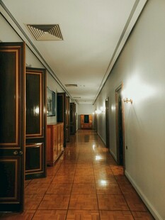 复古风格的酒店走廊