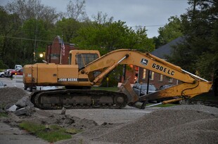 黄色挖掘机停在户外场地
