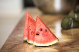 切片西瓜置于木桌