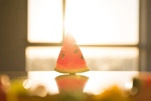 西瓜片造型的创意小帆船