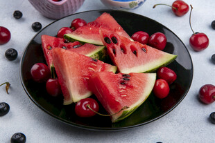 西瓜配樱桃 清爽水果盘