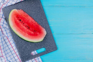 蓝色背景上的新鲜西瓜片