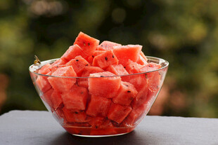 玻璃碗中的新鲜西瓜块