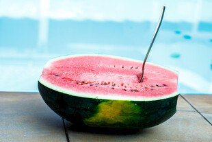 切开的西瓜插着勺子