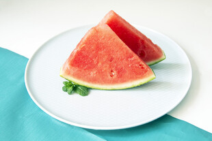 白盘上的两块新鲜西瓜