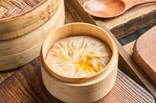 美味小笼包置于竹制蒸笼中