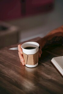 木质桌上的简约咖啡杯