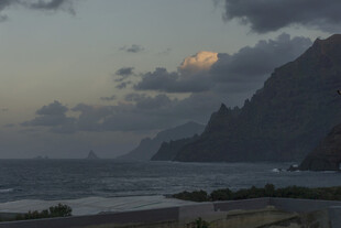 海边 山峦