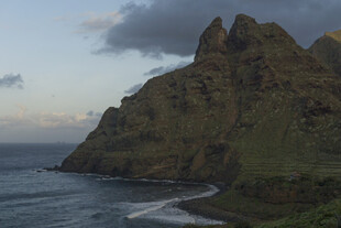 海边 山峰