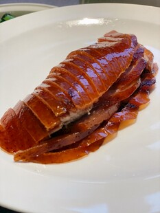美味烤鸭切片摆盘