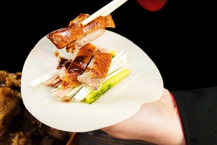 筷子夹起美味烤鸭