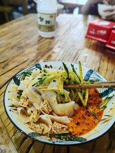 美味凉拌面摆于木桌之上