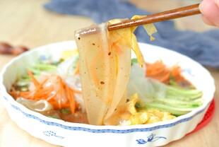 筷子夹起碗中美味粉条