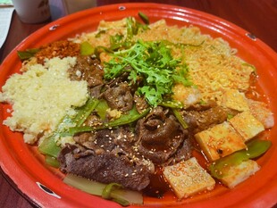 美味牛肉盖饭诱人呈现