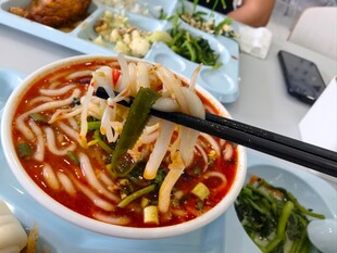 美味酸辣粉诱人呈现