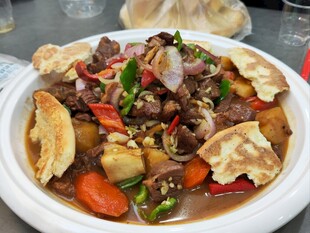 美味什锦炖菜配香脆饼