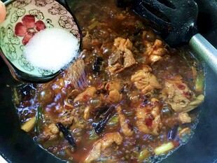 锅中烹饪的美味菜肴