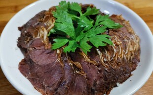 美味卤牛肉配翠绿香菜