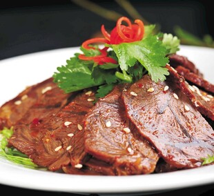 美味卤牛肉摆盘精致