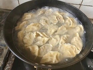 锅中煮着的美味饺子