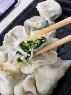 筷子夹起美味饺子