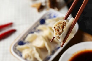 筷子夹起美味饺子