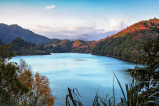 美丽湖景与多彩山峦风光