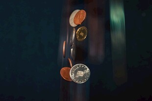 悬挂的多彩圆形装饰物